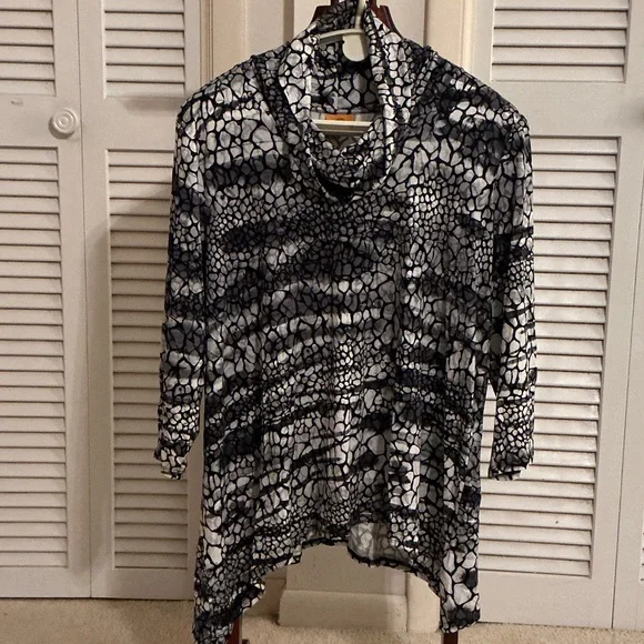 Ruby Rd. Monochrome Textured Tunic - Picture 1 of 4